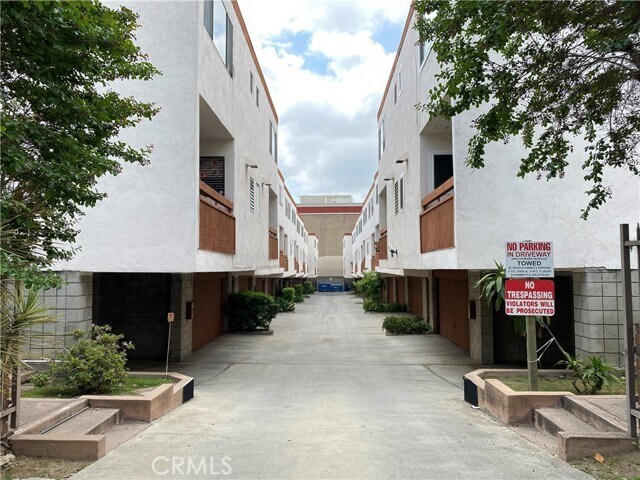 Building Photo - 402 S Garfield Ave