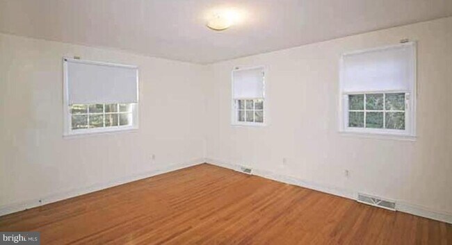 Building Photo - 1121 Club House Rd
