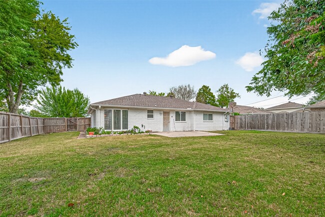 Building Photo - 10823 Sandstone St