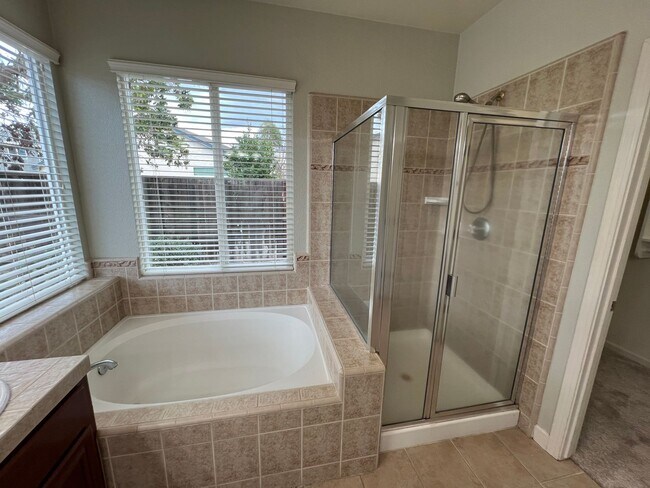 Building Photo - 4 bedrooms, an office and single-story home with a pool!!