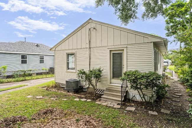 Building Photo - 555 Honore Dr