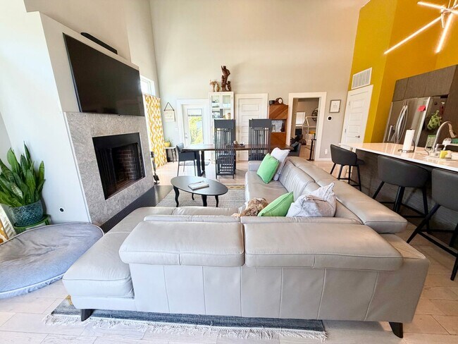 Building Photo - Contemporary 2 bedroom, 2.5 bath home in the heart of Route 66.