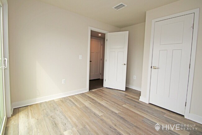 Building Photo - Spacious 4-Bed, 3.5-Bath with Garage!
