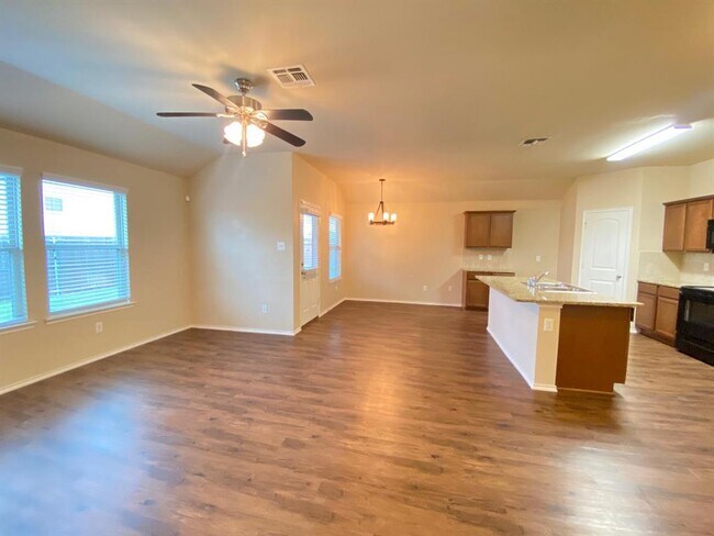 Building Photo - 2105 Meadow Park Dr