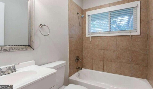 Building Photo - 3409 Hyland Dr