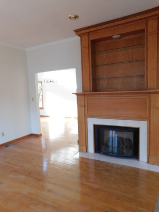 Building Photo - 3 bedroom 2.5 bathroom in Forrest Park Sub...