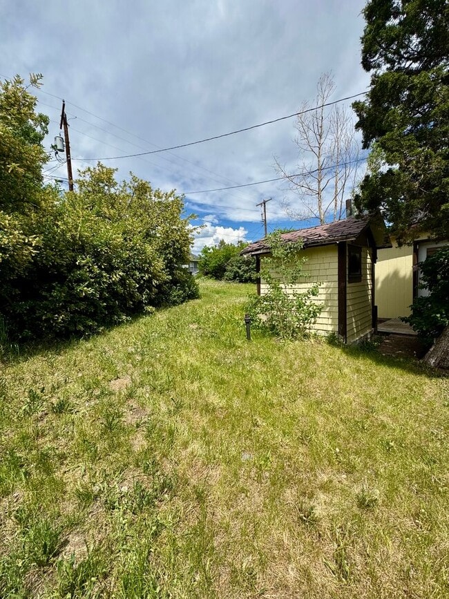 Building Photo - Cozy butte house available now