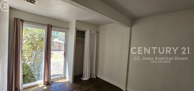 Building Photo - Minutes to Downtown Grants Pass