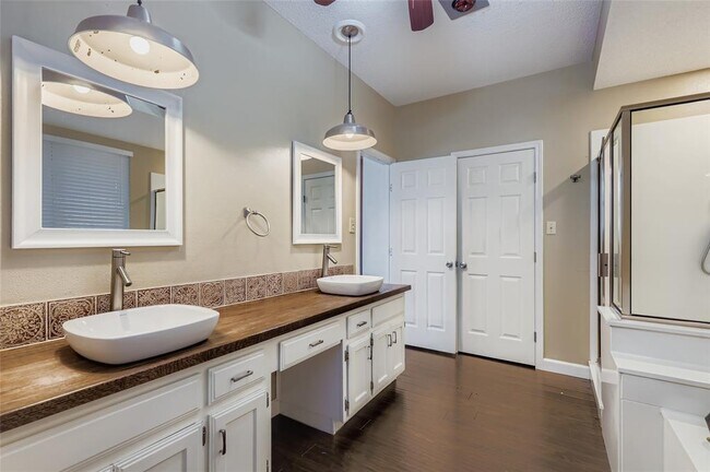 Building Photo - 10703 Oak View Dr