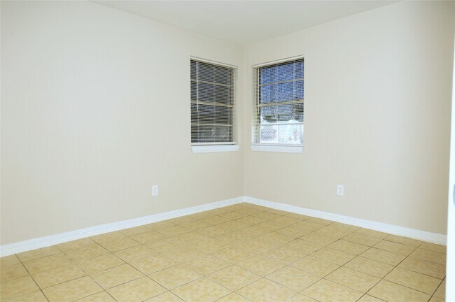 Building Photo - 123-123 W 6th St