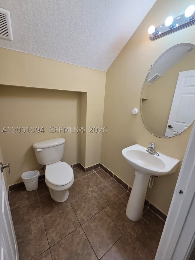 Building Photo - 2851 Prospect 404