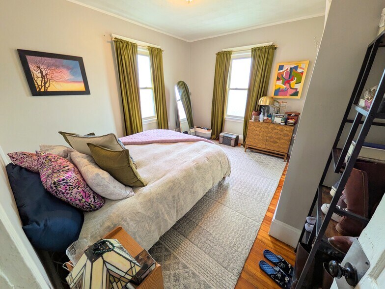 Building Photo - 623 Fellsway