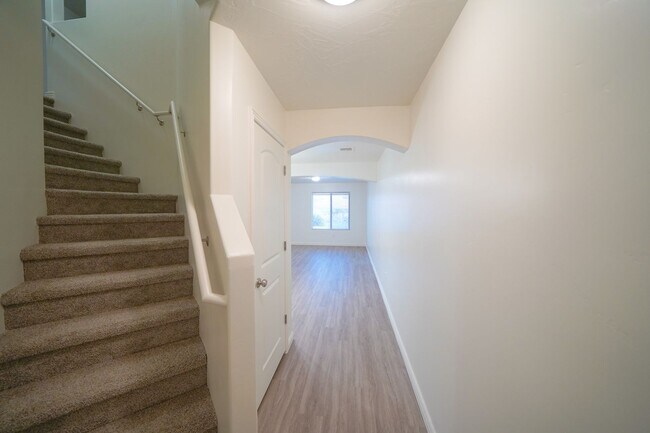 Building Photo - Remodeled 3 Bed / 2.5 Bath Townhome in Great Location
