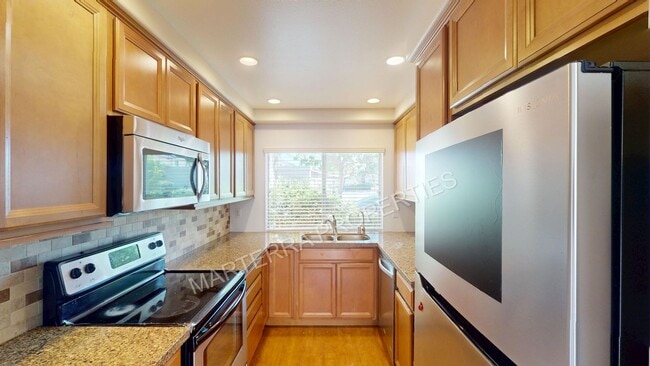 Building Photo - 2-Bedroom/2.5 Bath Townhome in Irvine!