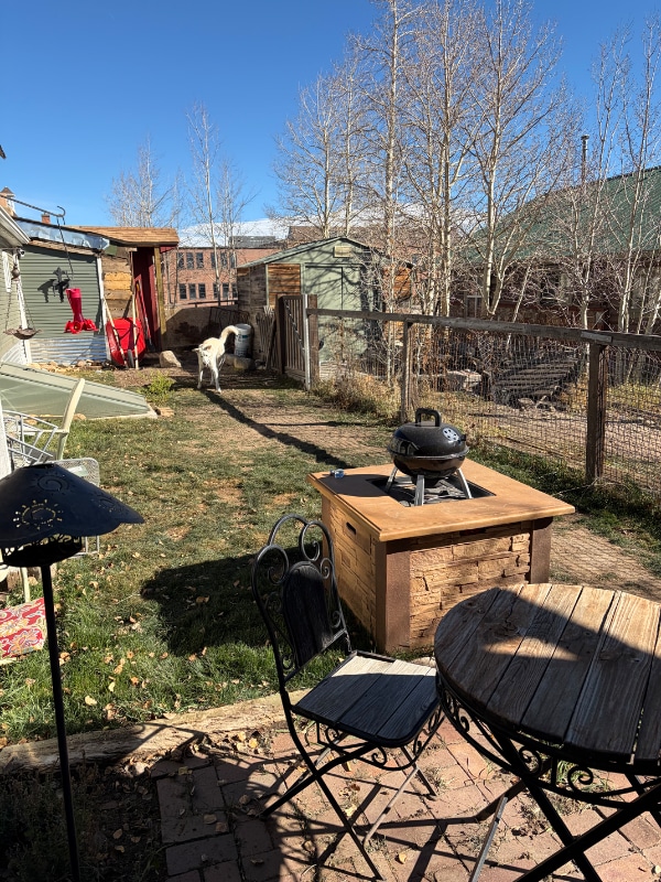 Building Photo - 613 Main St