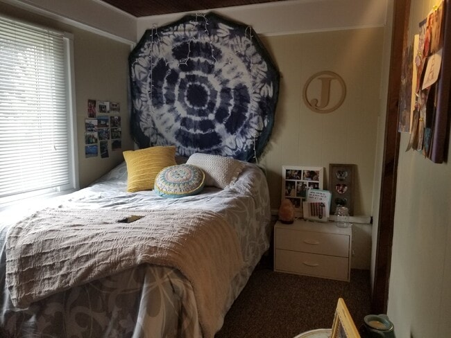 Building Photo - 4 Bed 1 Bath close to UWEC!