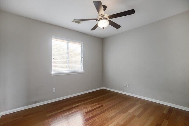Building Photo - 1612 Sunterro Dr