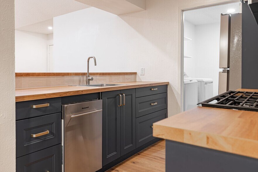 Building Photo - 100 Nicole Cove