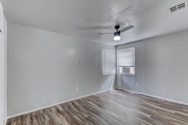 Building Photo - Newly Renovated  4 bedroom 1 bath
