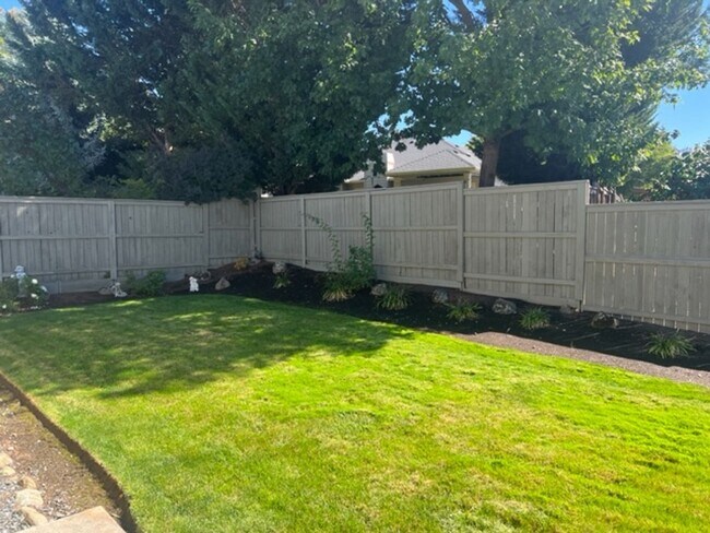 Building Photo - NEW TO MARKET, 3 BEDROOM EAST MEDFORD HOME