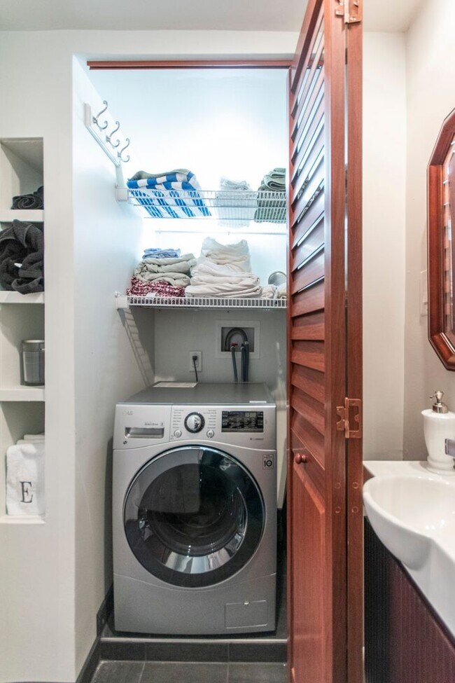 Building Photo - 1823 Pine St