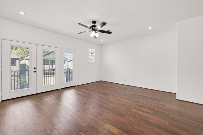 Building Photo - 10949 Cannes Memorial Dr