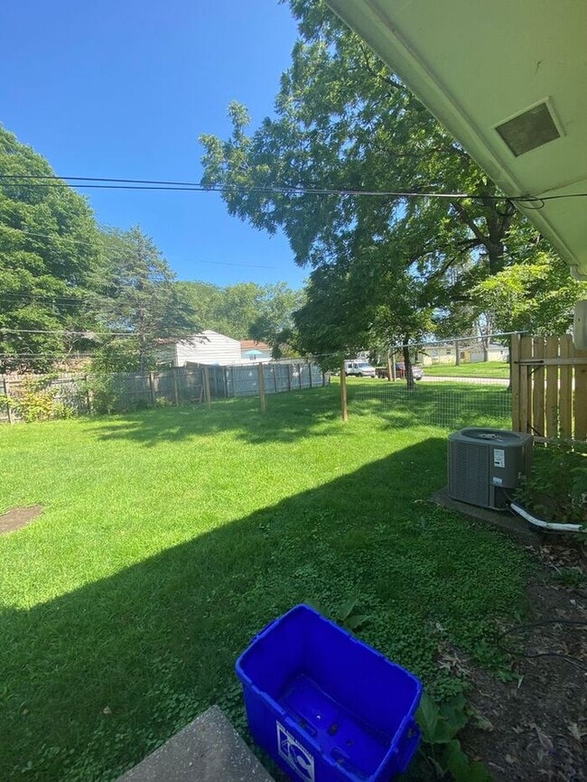Building Photo - $1,600 | 3 Bedroom, 1 Bathroom House | No ...