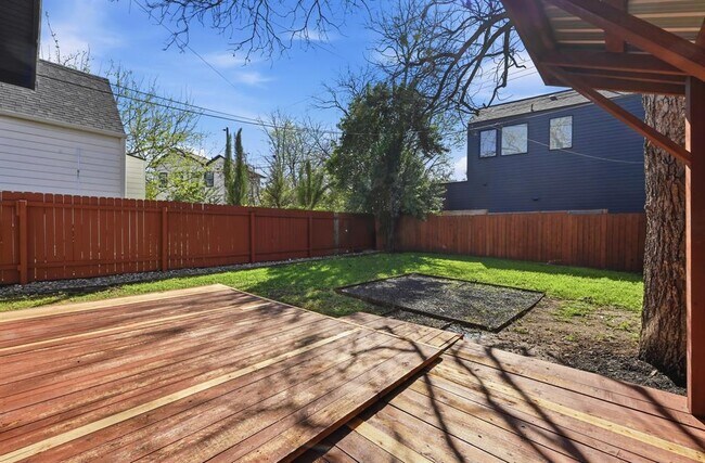 Building Photo - 3203 Locke Ln