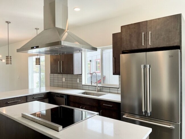 Building Photo - Luxury Rental With A River View
