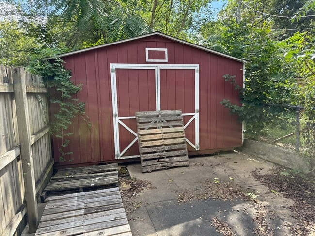 Building Photo - Newly refreshed home