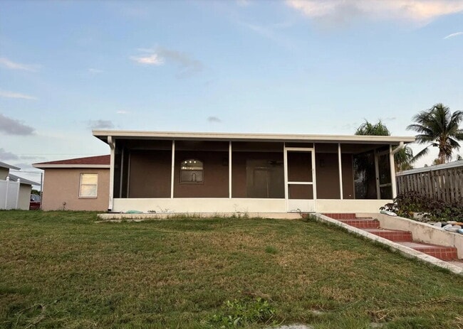 Building Photo - "Charming 3-Bed, 2-Bath Home in Bradenton Oasis – Your Perfect Florida Retreat!"