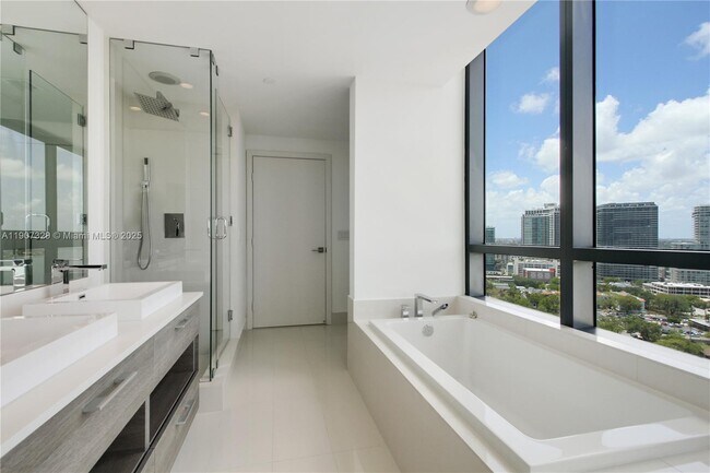 Building Photo - 650 NE 32nd St