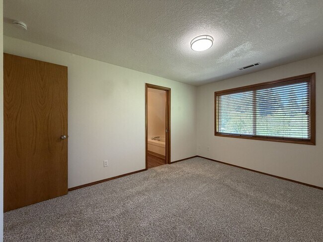Building Photo - 5505 SW 149th Ave