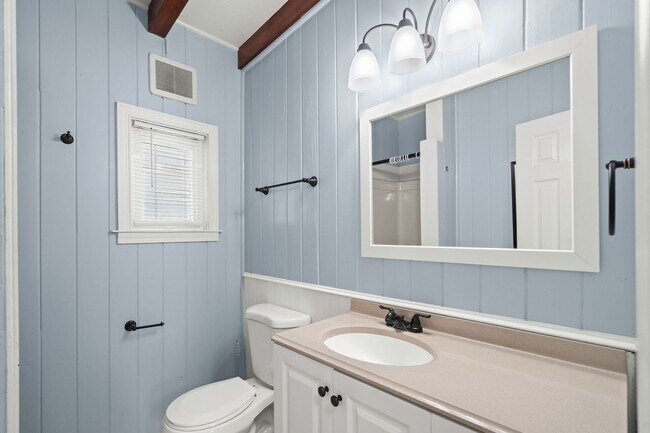 Building Photo - Turner Street Tri-Plex