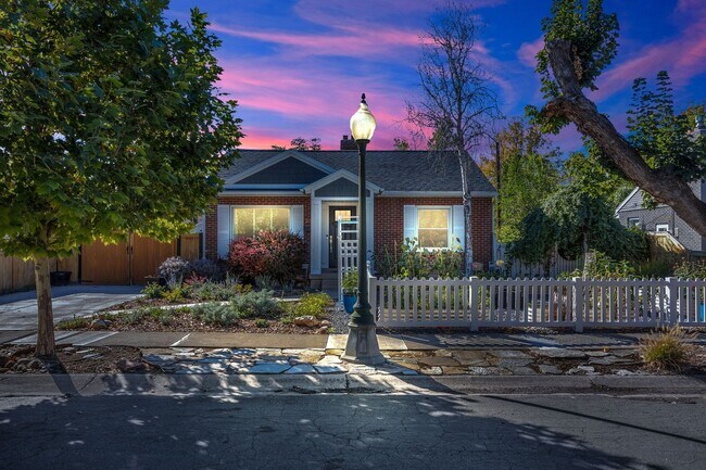 Building Photo - Stunning Single Family Home In Excellent L...