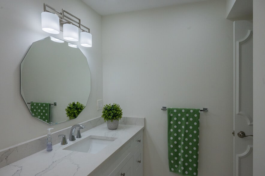 Building Photo - 5 High Point Cir W