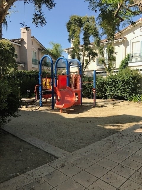 Building Photo - Large and spacious 3 bedroom townhouse with garage!