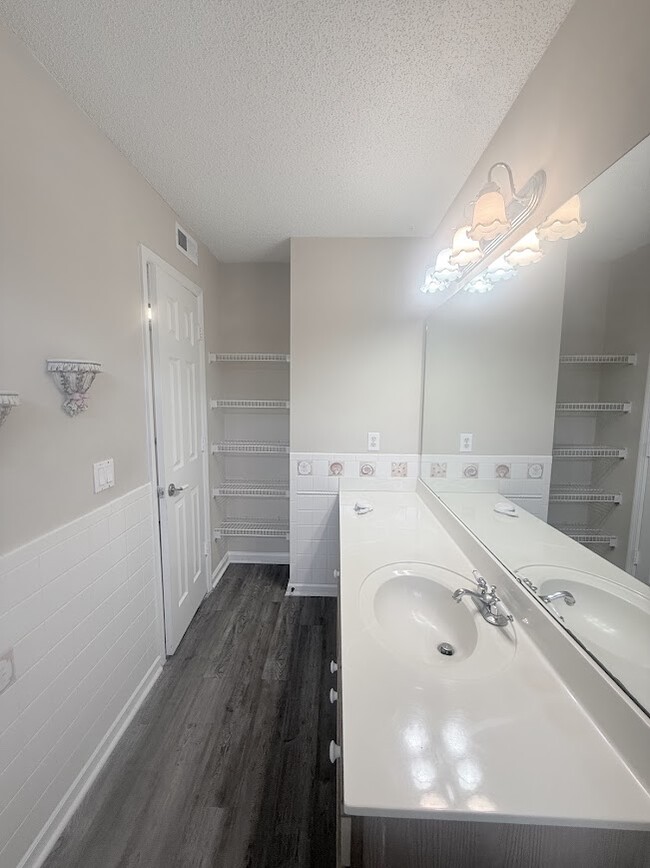 Building Photo - 8558 Hopkins Cir