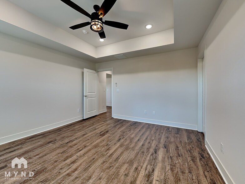 Building Photo - 1402 Love Ln