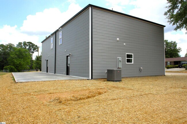 Building Photo - 404 Sierra Rd