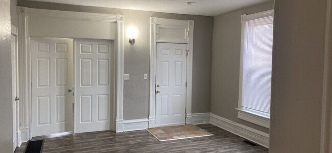 Building Photo - 107 N Second 4BR/2BA (Trenton)