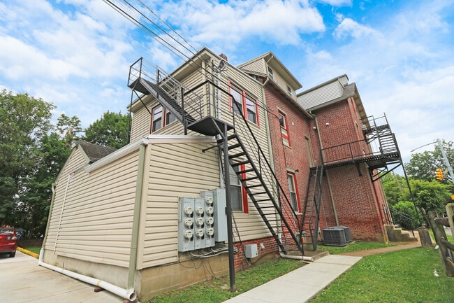 Building Photo - 609 S High St