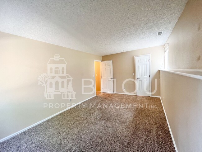 Building Photo - Beautiful 2 Bed, 2 Bath
