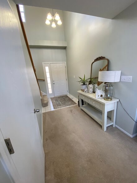 Foyer and front door - 344 S Lancelot Ln