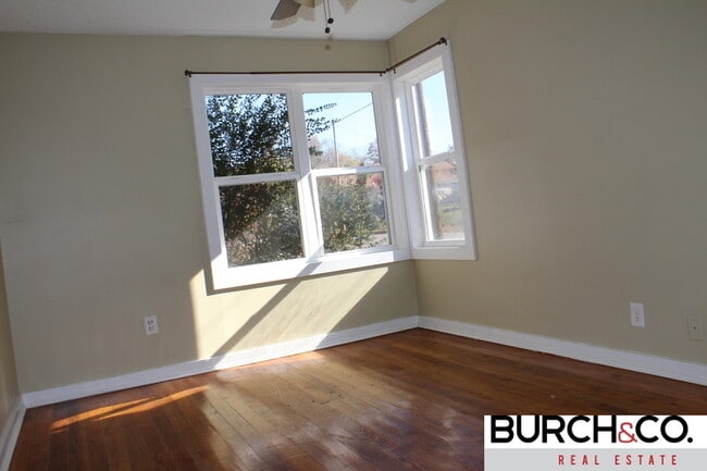 Building Photo - 2 Bedroom/ 1Bath Available