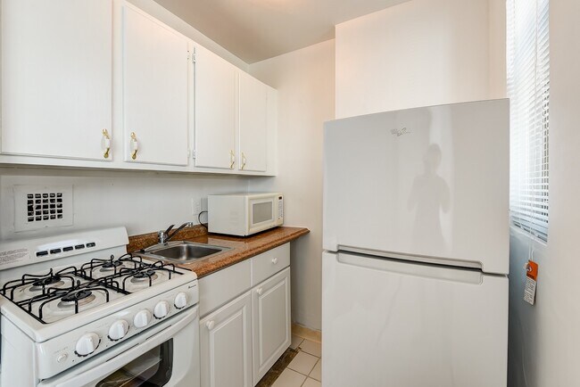 Building Photo - Charming & Bright Junior One Bedroom at River Place North