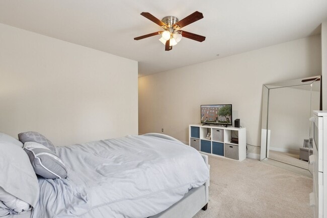 Building Photo - Stunning 2 bed 2.5 bath 2-story condo/townhome