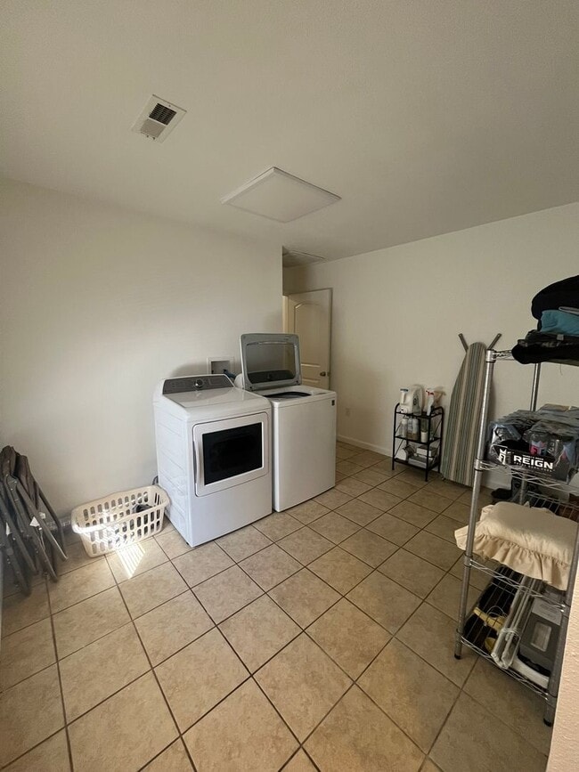 Building Photo - Gorgeous private home in Altavista!