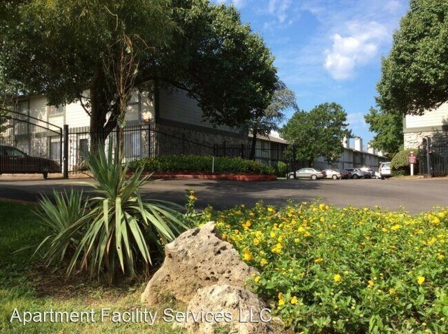 Building Photo - 3248 S Lakewood Ave