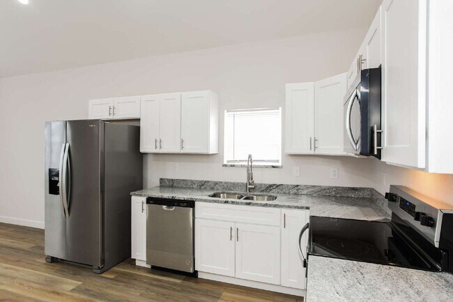 Building Photo - "Spacious 3-Bed, 2-Bath Urban Retreat on Winthrop Ave – Perfect for Comfortable Living!"